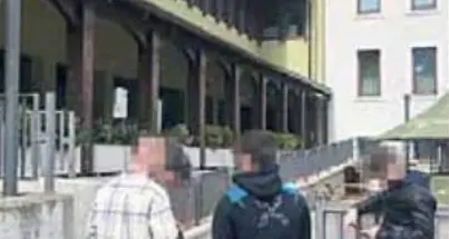 Croviana, preso a calci mentre era a terra: due ragazze a processo