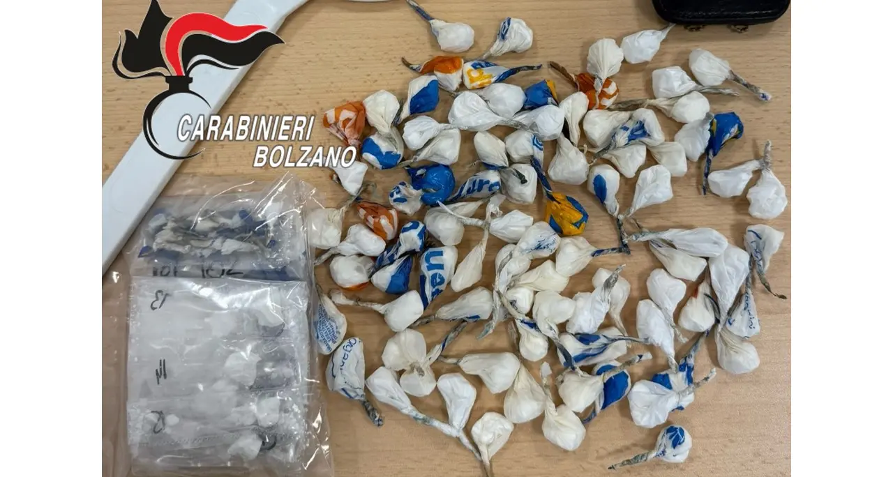 Mezzolombardo, gli trovano a casa 102 dosi nascoste in un vaso di vetro