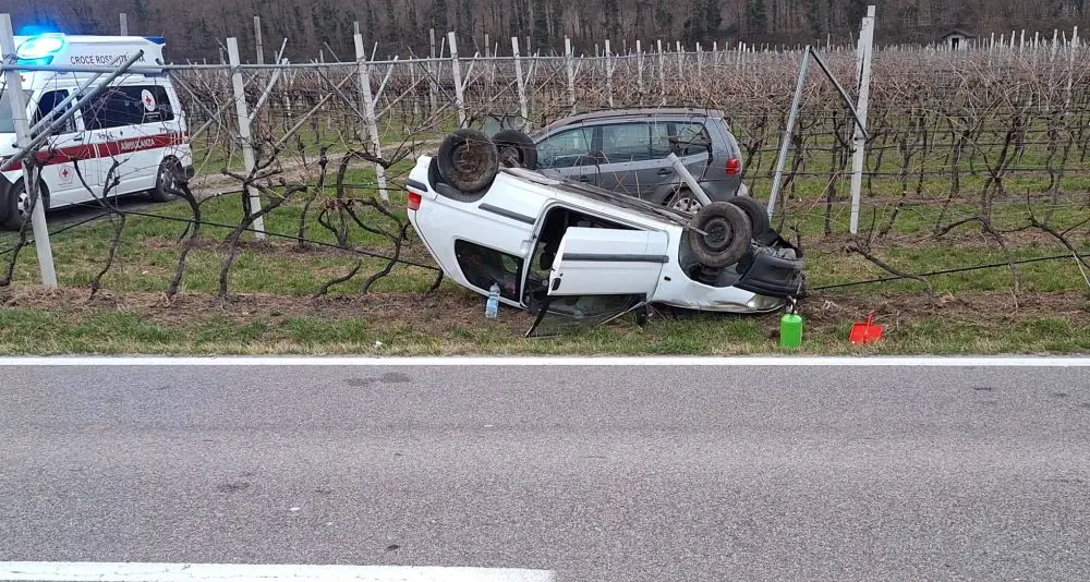 Auto ribaltata sulla statale a Sarche, diciannovenne ferito