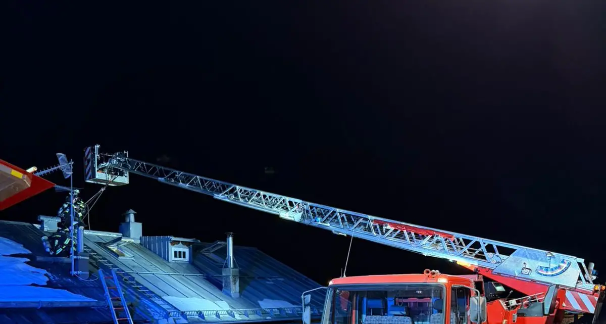 Fuoco nella notte in un'abitazione di Alba di Canazei: i vigili del fuoco evitano il peggio