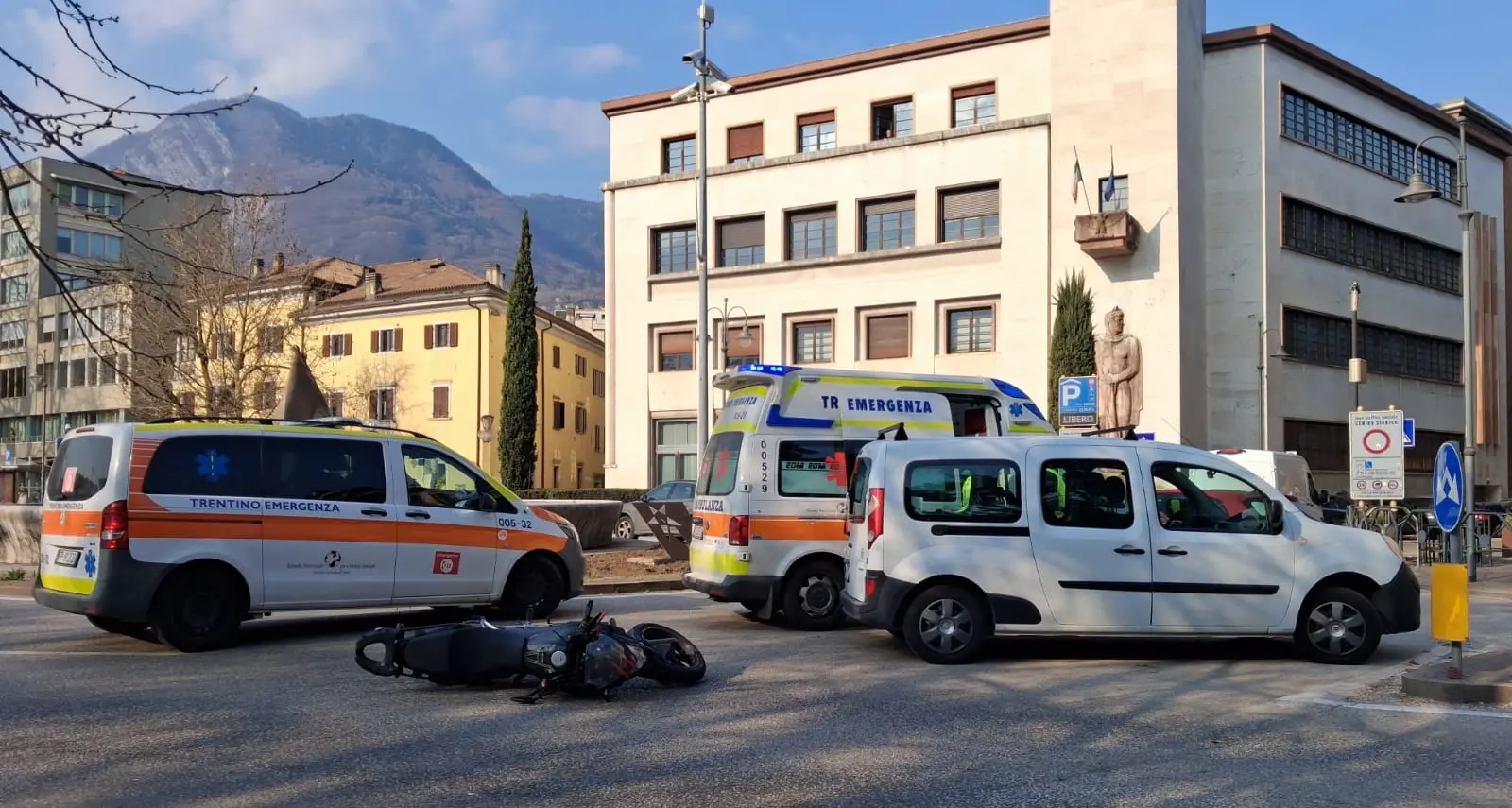 Trento, scontro auto-moto in piazza Venezia: ferito un 21enne
