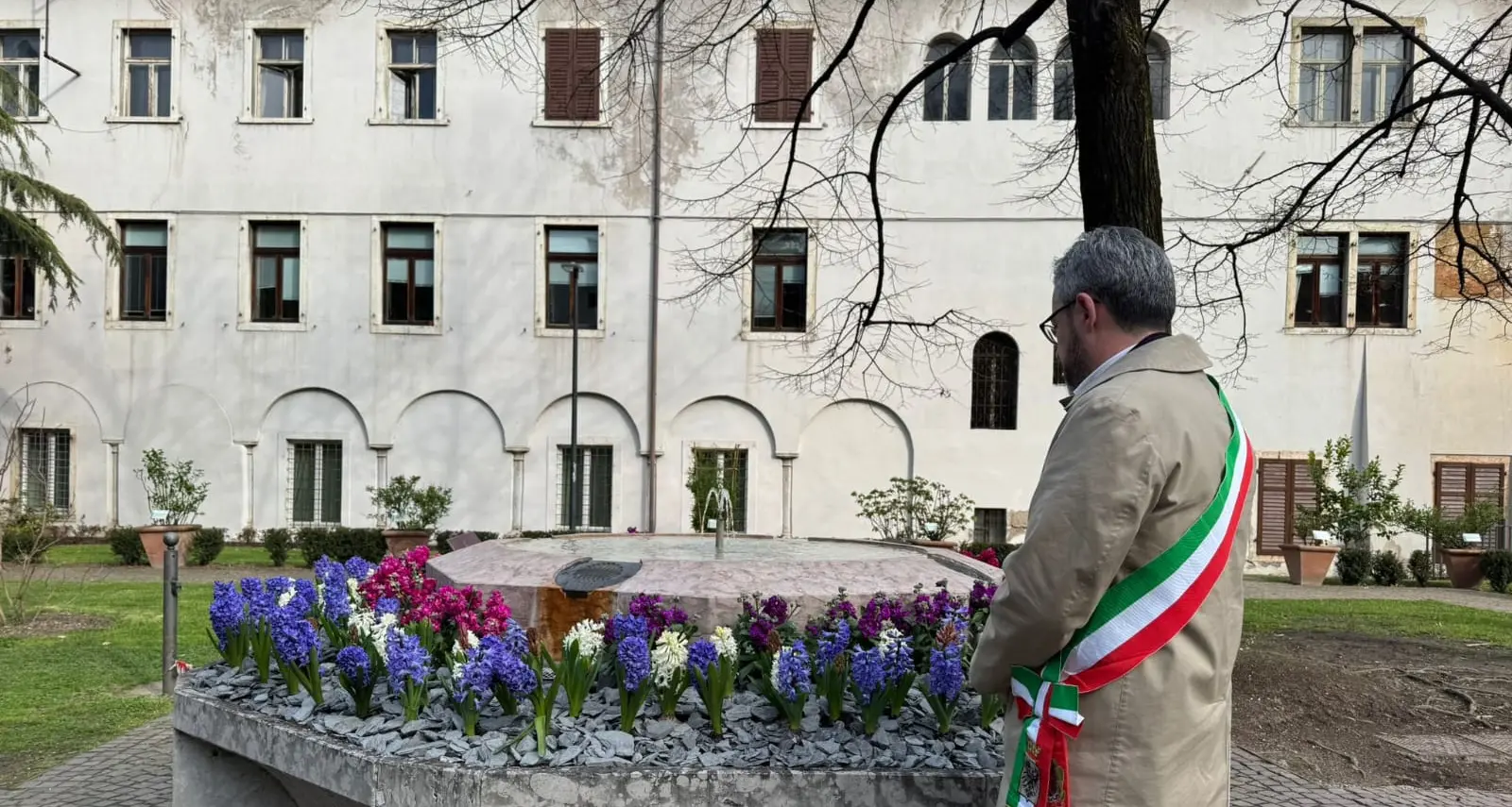 Trento ricorda le vittime del Covid con giacinti e bandiere