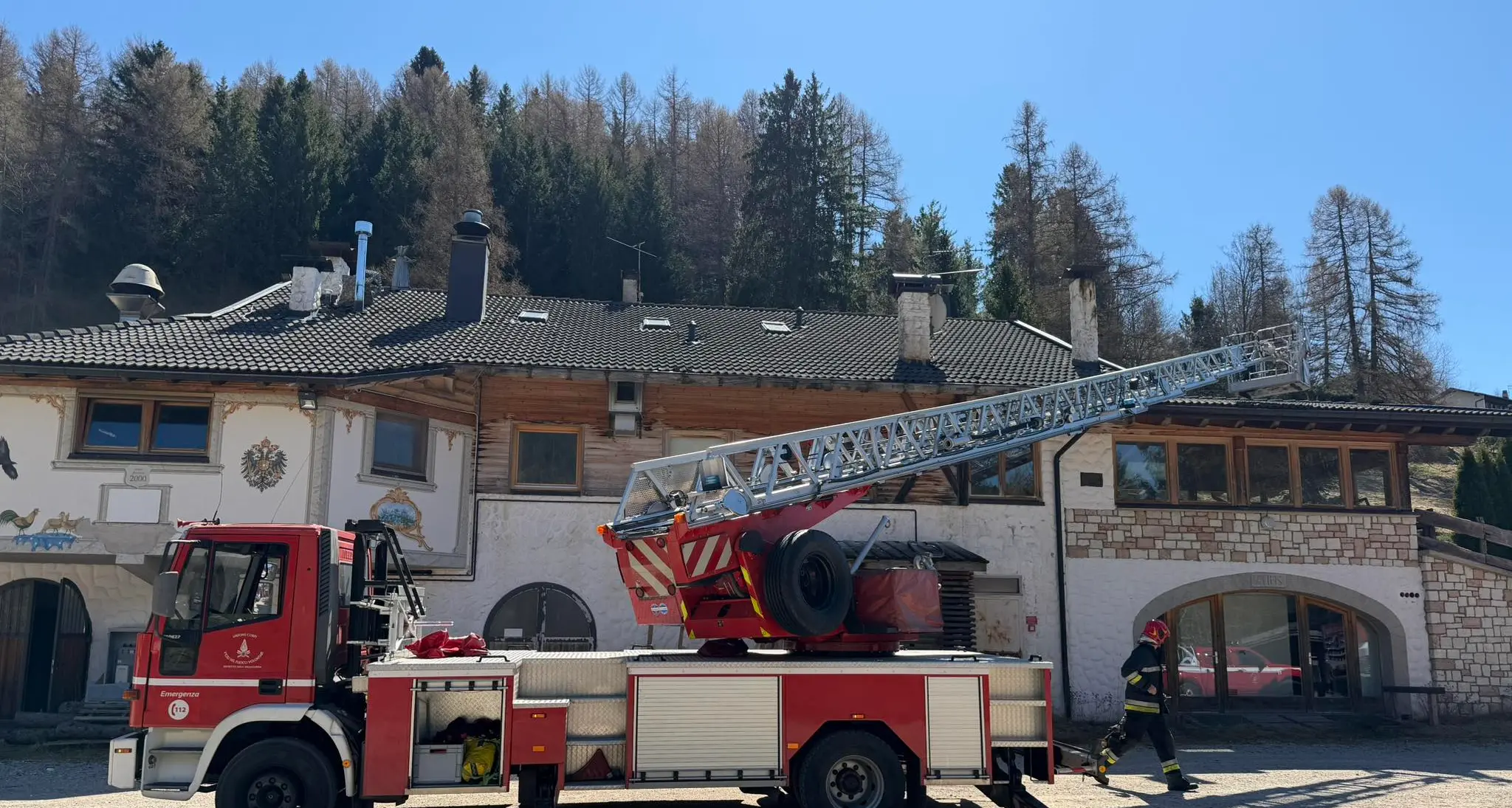 Incendio all’ex Carador di Folgaria: decisivi residenti e pompieri