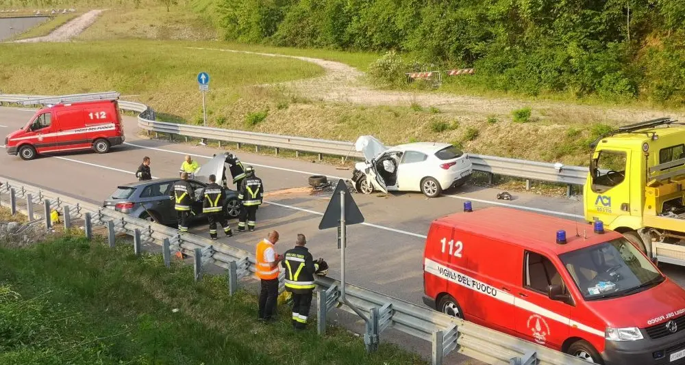Scontro frontale sulla statale del Brennero a Besenello: cinque feriti
