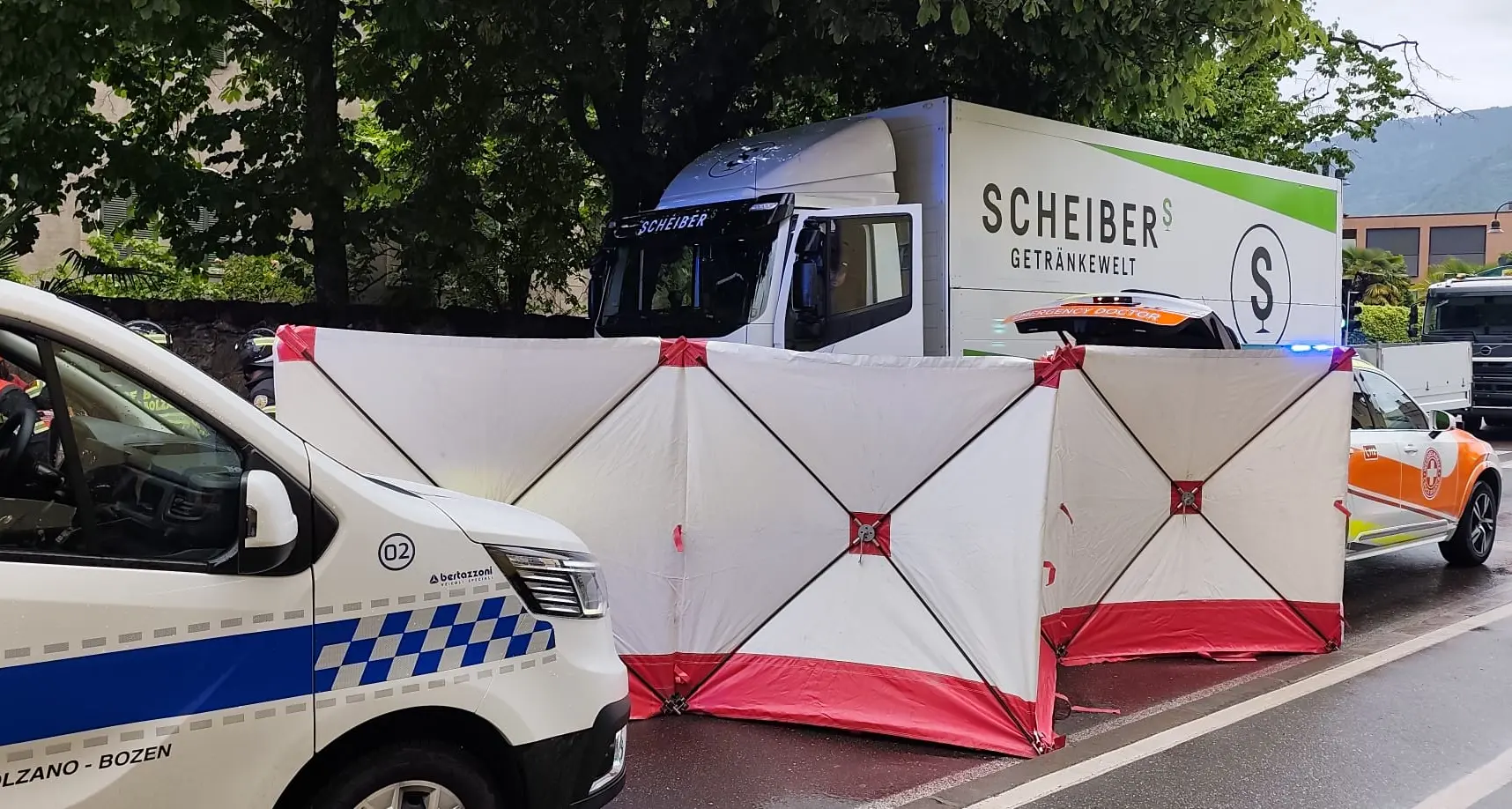 Tragedia in città: muore travolta da un camion a Bolzano