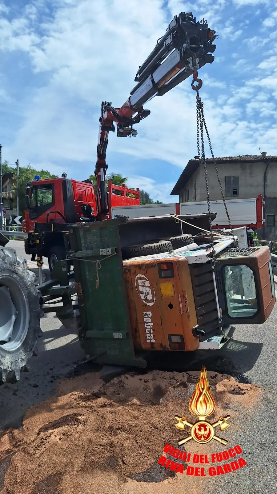 Doppio incidente nel Basso Sarca, rimorchio ribaltato a Tenno e carico perso a passo San Giovanni