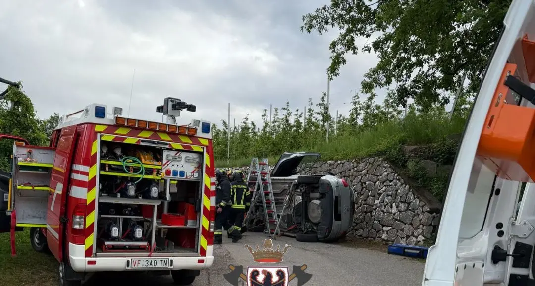 Auto si ribalta dopo lo schianto tra Vion e Tres: due ferite e strada chiusa