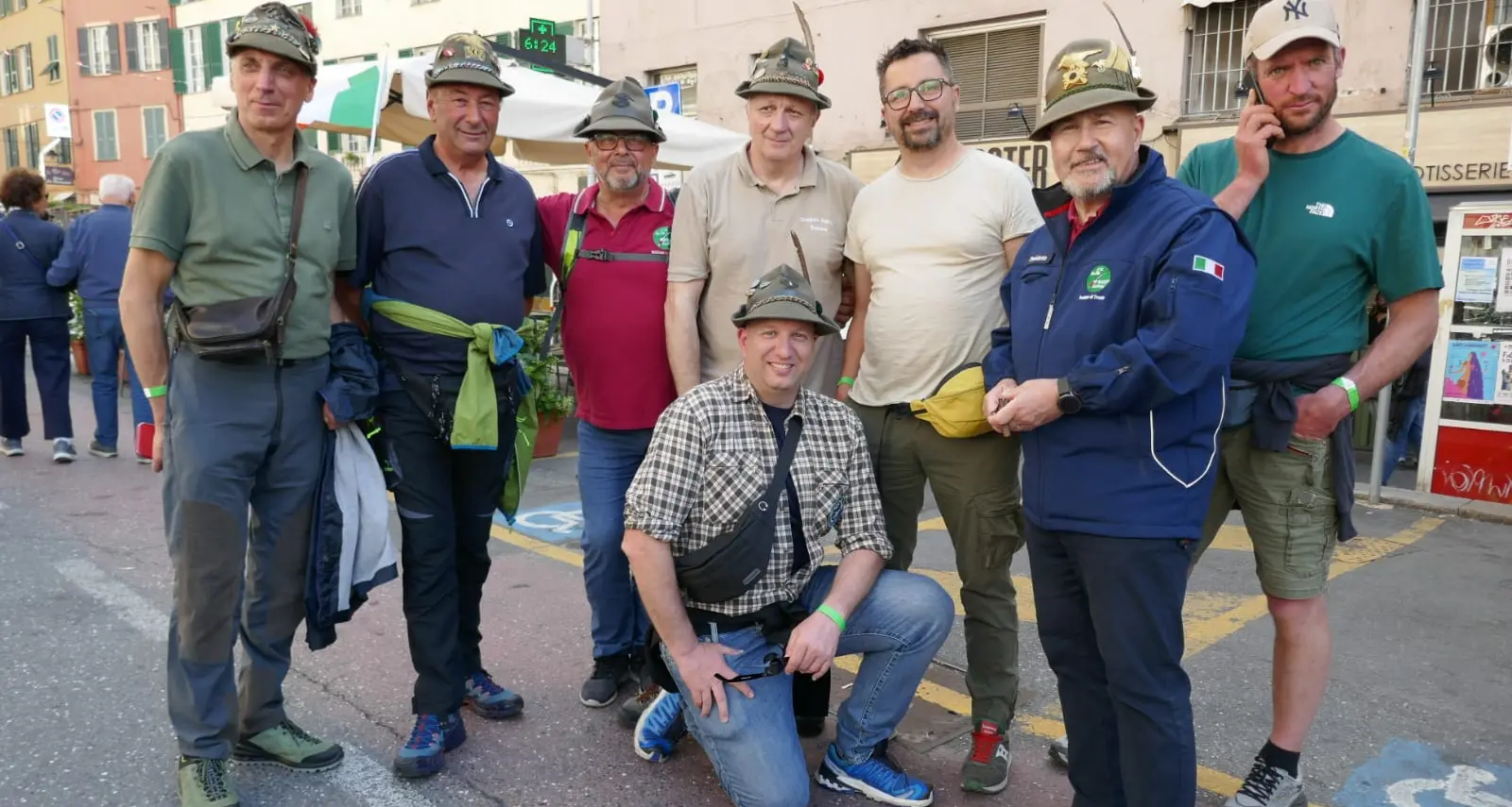 Alpini, Genova invasa dalle penne nere: il presidente Frizzi guida un \"esercito\" di 7mila trentini