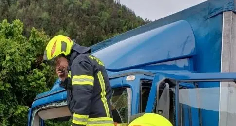 Camionista incastrato dopo l’impatto tra due tir sull'A22: code dopo Chiusa