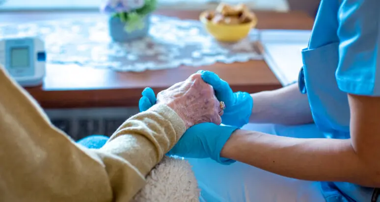 Assistenza anziani, appalto a Faenza: scoppia la bufera