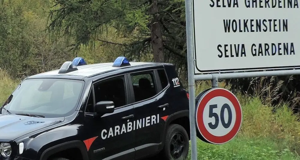 Finge la morte della figlia per truffare un’ex collega gardenese: denunciata