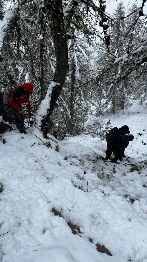 Due escursionisti bloccati nella neve sul Monte Bondone: soccorsi illesi
