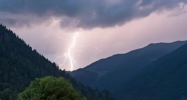A Trento raggiunti i 33 gradi ma arrivano temporali forti: rischio grandine e raffiche di vento