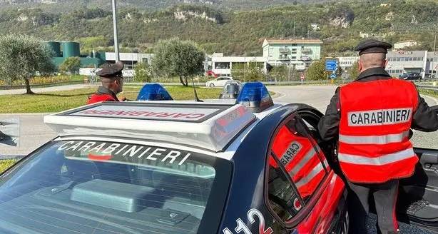 Semina il panico con impennate e sgommate nel centro di Aldeno: identificato il responsabile