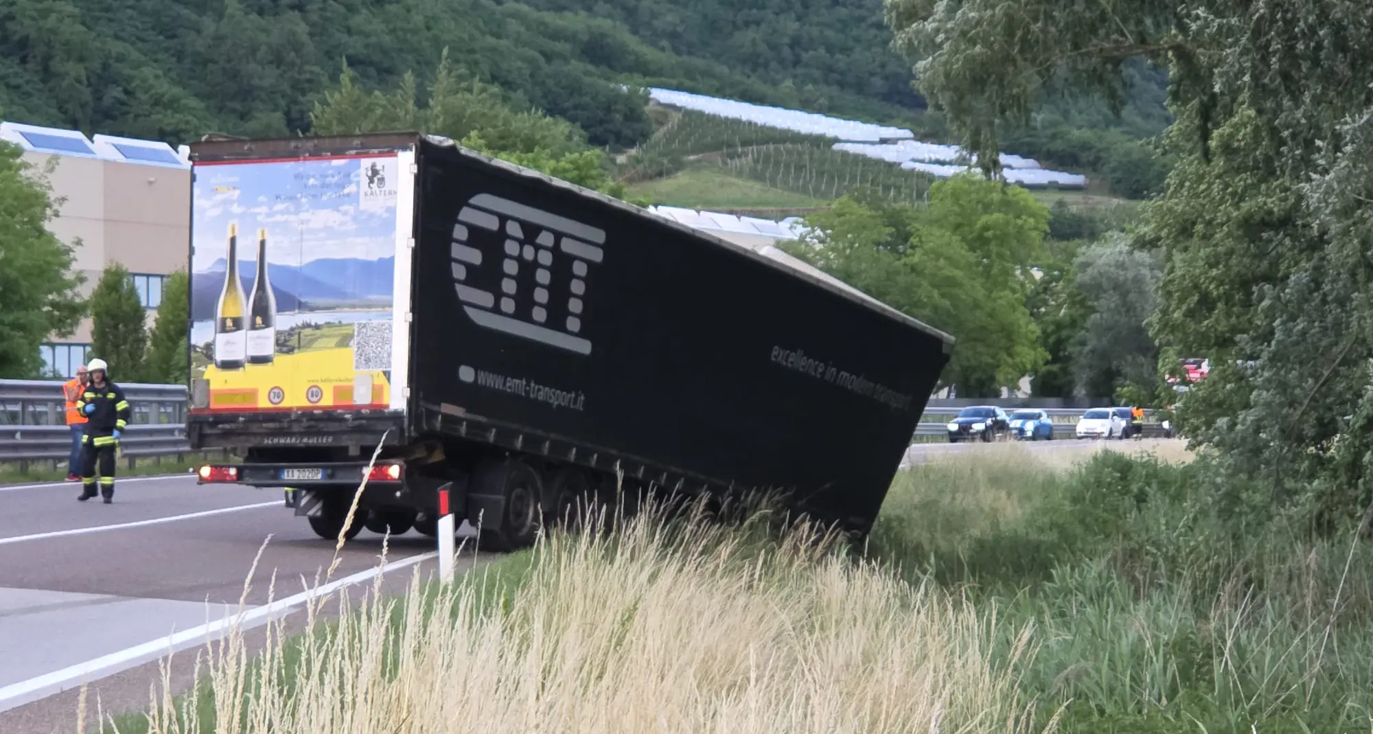 Levico, camion esce di strada sulla SS47: pesanti disagi alla circolazione