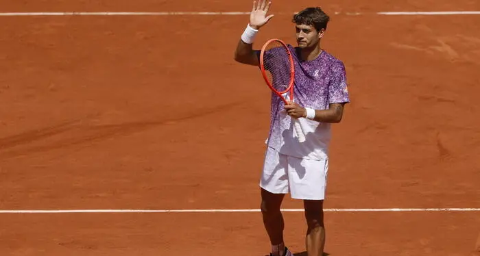 Roland Garros, Arnaldi non ce la fa e si ritira per un virus: Cobolli vola in finale
