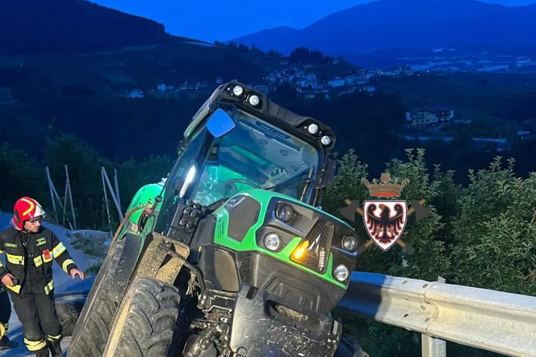 Trattore perde una ruota a Livo: intervento dei vigili del fuoco