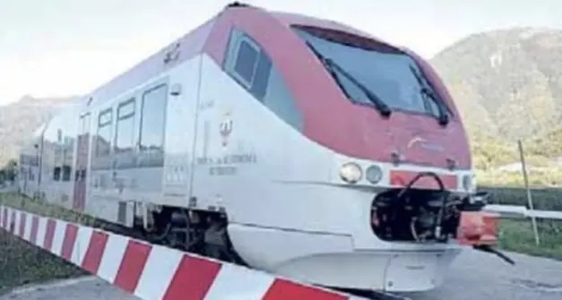 Treni e autobus, biglietto a bordo più caro anche se la biglietteria è chiusa: il caso in Consiglio