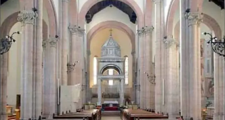 Ruba l'elemosina in chiesa e colpisce il custode: a processo per rapina