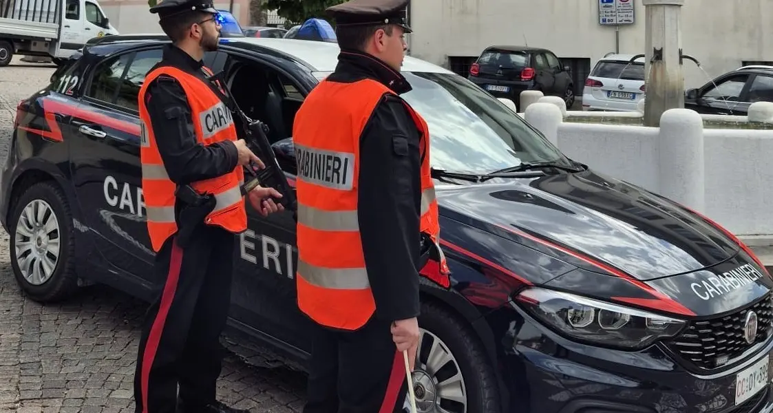 Presta il suv a una donna conosciuta sul web: ricattato per la restituzione