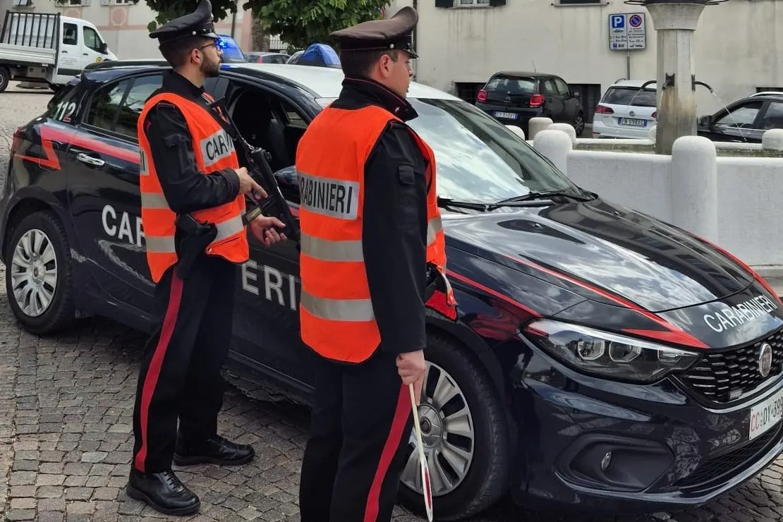 Presta il suv a una donna conosciuta sul web: ricattato per la restituzione