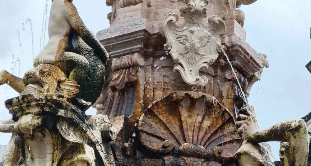 Trento, alghe sulla fontana del Nettuno: scatta l’intervento di pulizia