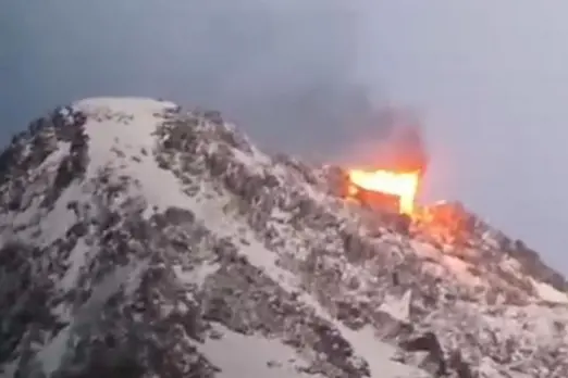 Adamello, Capanna Lagoscuro distrutta dalle fiamme: si pensa a un fulmine