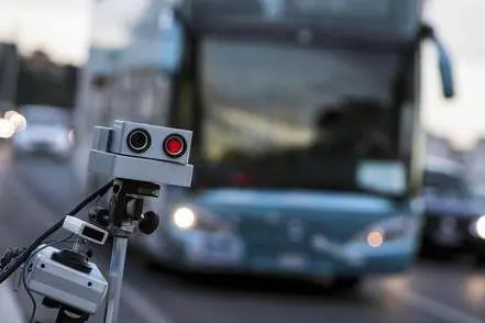 Corre per soccorrere la compagna ferita: annullata la multa dell'autovelox