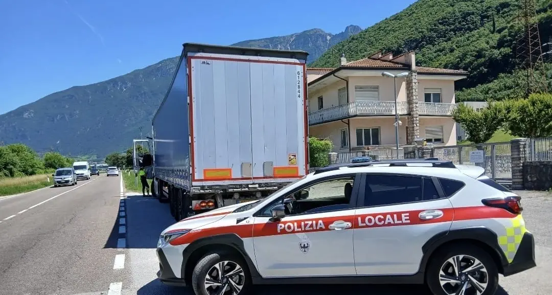 Tir con merci tossiche senza pannelli: patente ritirata ad Ala