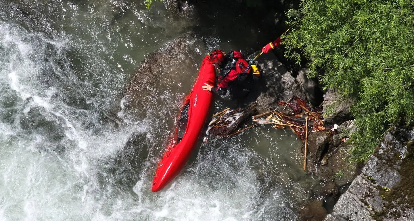 Kayak si ribalta nel torrente in valle Aurina: 35enne rischia di annegare, lo salva l'amico