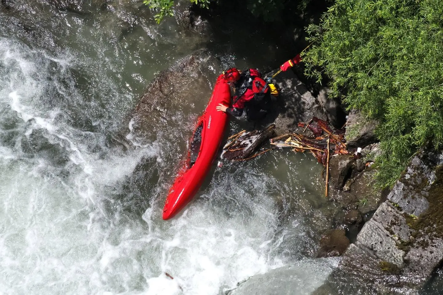 Kayak si ribalta nel torrente in valle Aurina: 35enne rischia di annegare, lo salva l'amico