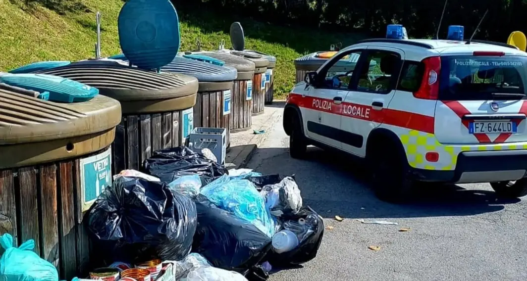 Rifiuti abbandonati vicino ai cassonetti: nei guai una struttura ricettiva