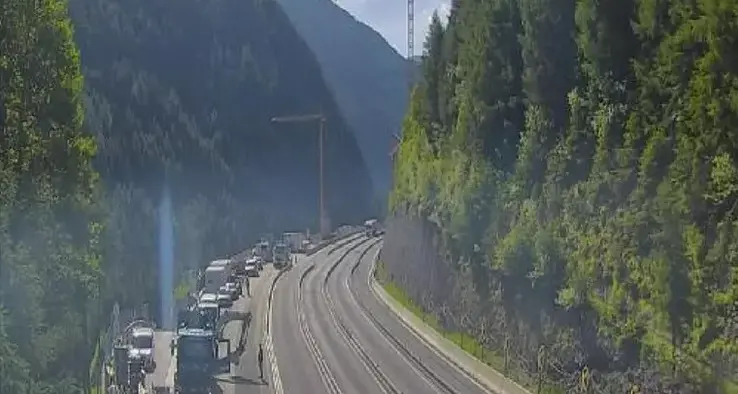 Impegnate 14 gru per 43 piloni: così proseguono i lavori a ponte Lueg