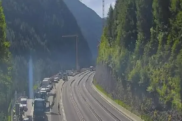 Impegnate 14 gru per 43 piloni: così proseguono i lavori a ponte Lueg