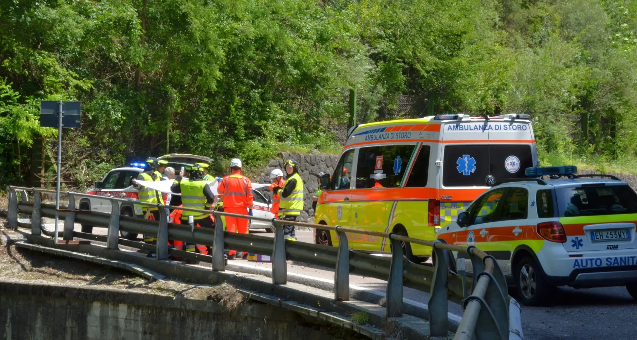 Motociclista a terra sulla statale verso la Val d'Ampola: portato con l'elicottero al Santa Chiara