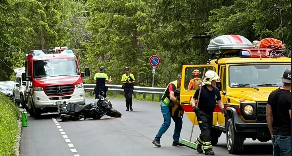 Canazei, perde il controllo della moto sulla SS641: un uomo di 57 anni in ospedale