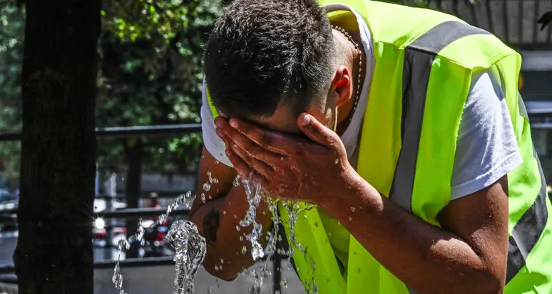 Emergenza caldo, i sindacati sfidano Spinelli: «Ci incontri a mezzogiorno in un cantiere a sua scelta»