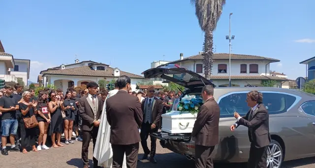Scontro Suv-scooter, Viareggio si ferma per i funerali del 17enne