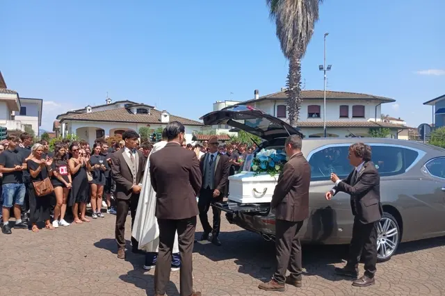 Scontro Suv-scooter, Viareggio si ferma per i funerali del 17enne
