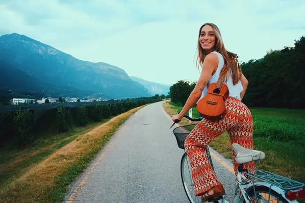 Caterina Cropelli, la felicità è un’attitudine nel nuovo singolo estivo “Palo santo”