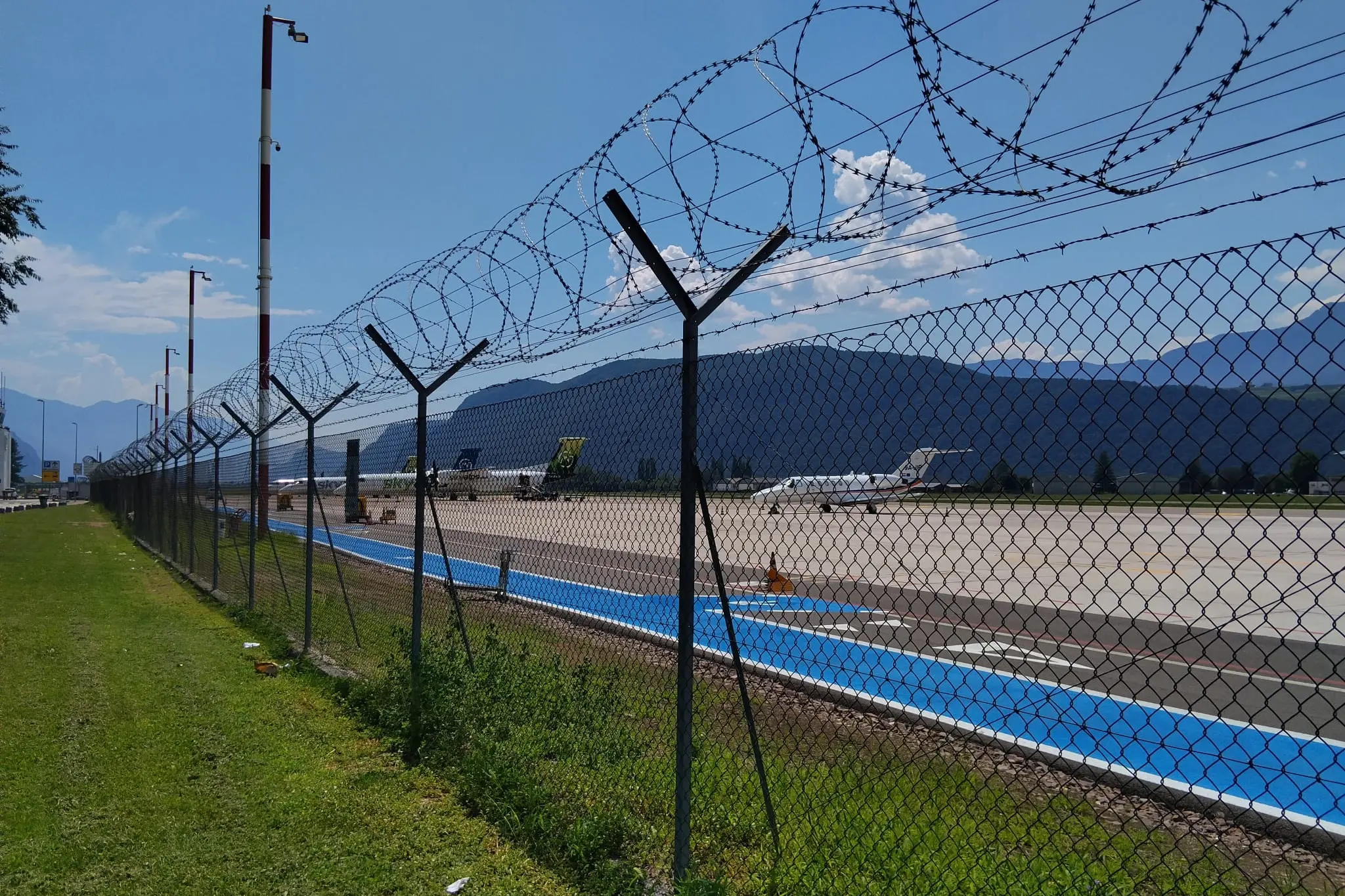 Evacuazione dell'aeroporto di Bolzano per allarme bomba: voli interrotti