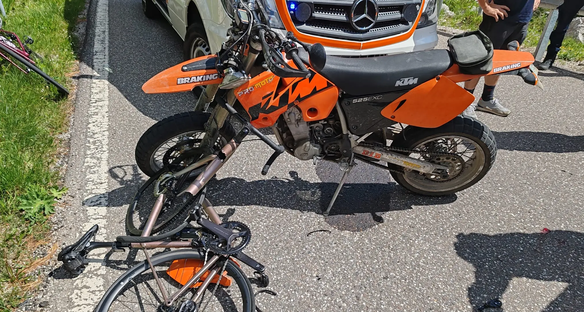 Schianto al Passo Sella, resta gravissima la ciclista tedesca: indaga la Procura