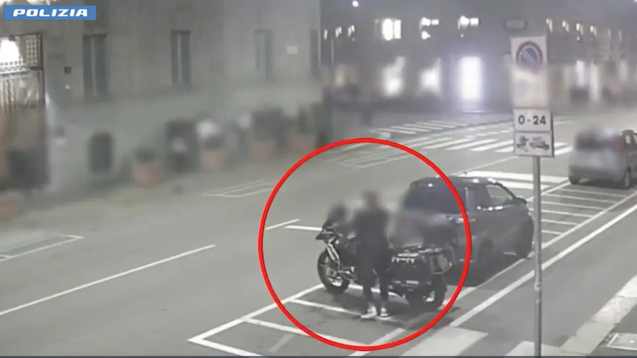 Polizia arresta i Bonnie and Clyde dei furti di moto di lusso in centro a Milano