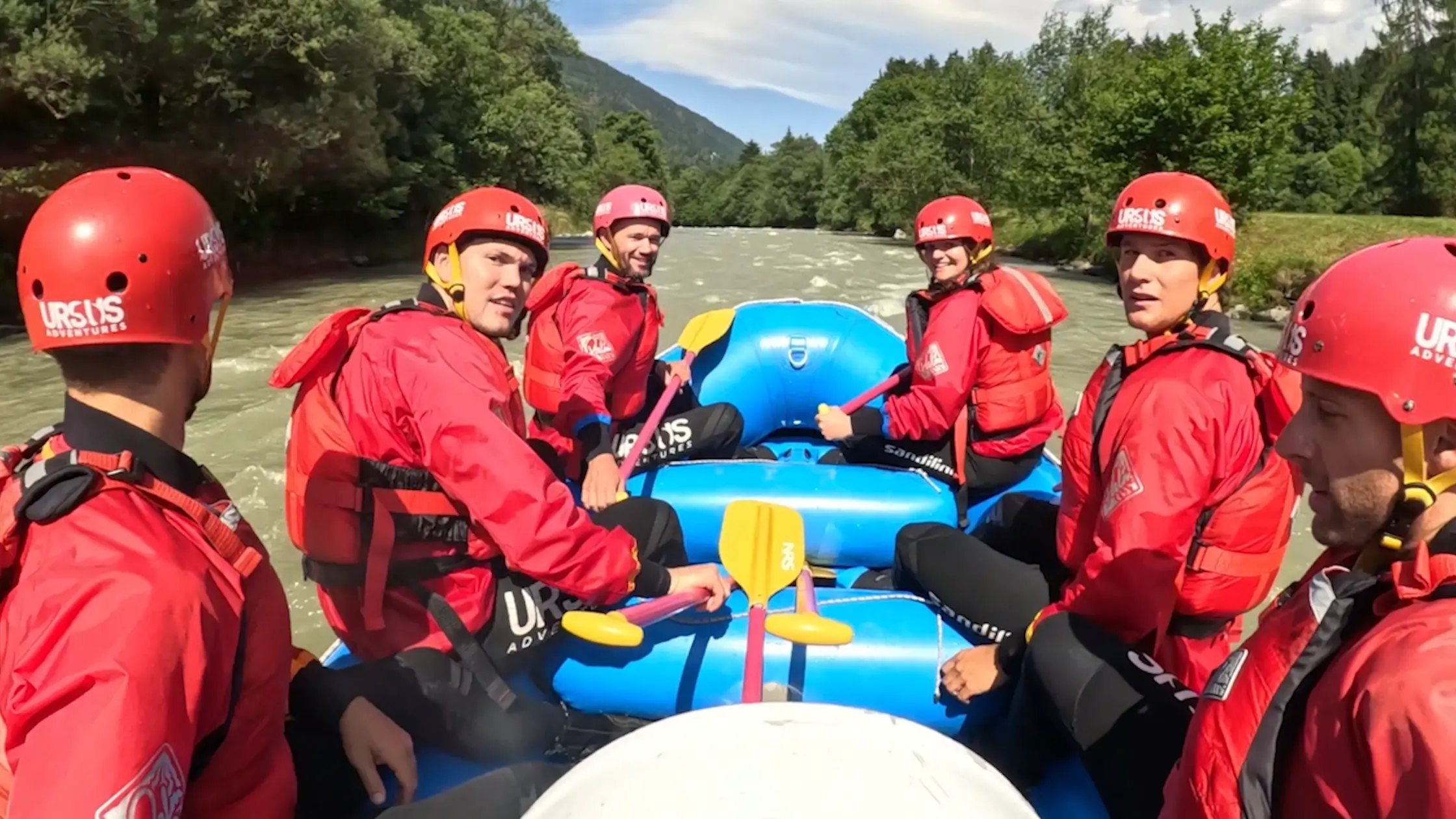 Uno slalom insolito per gli azzurri dello sci: quante risate con il rafting sul Noce