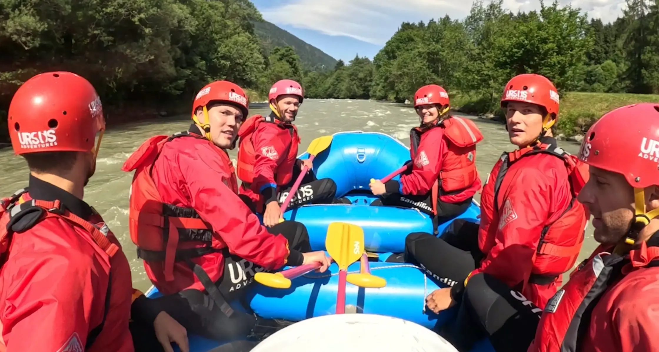 Uno slalom insolito per gli azzurri dello sci: quante risate con il rafting sul Noce