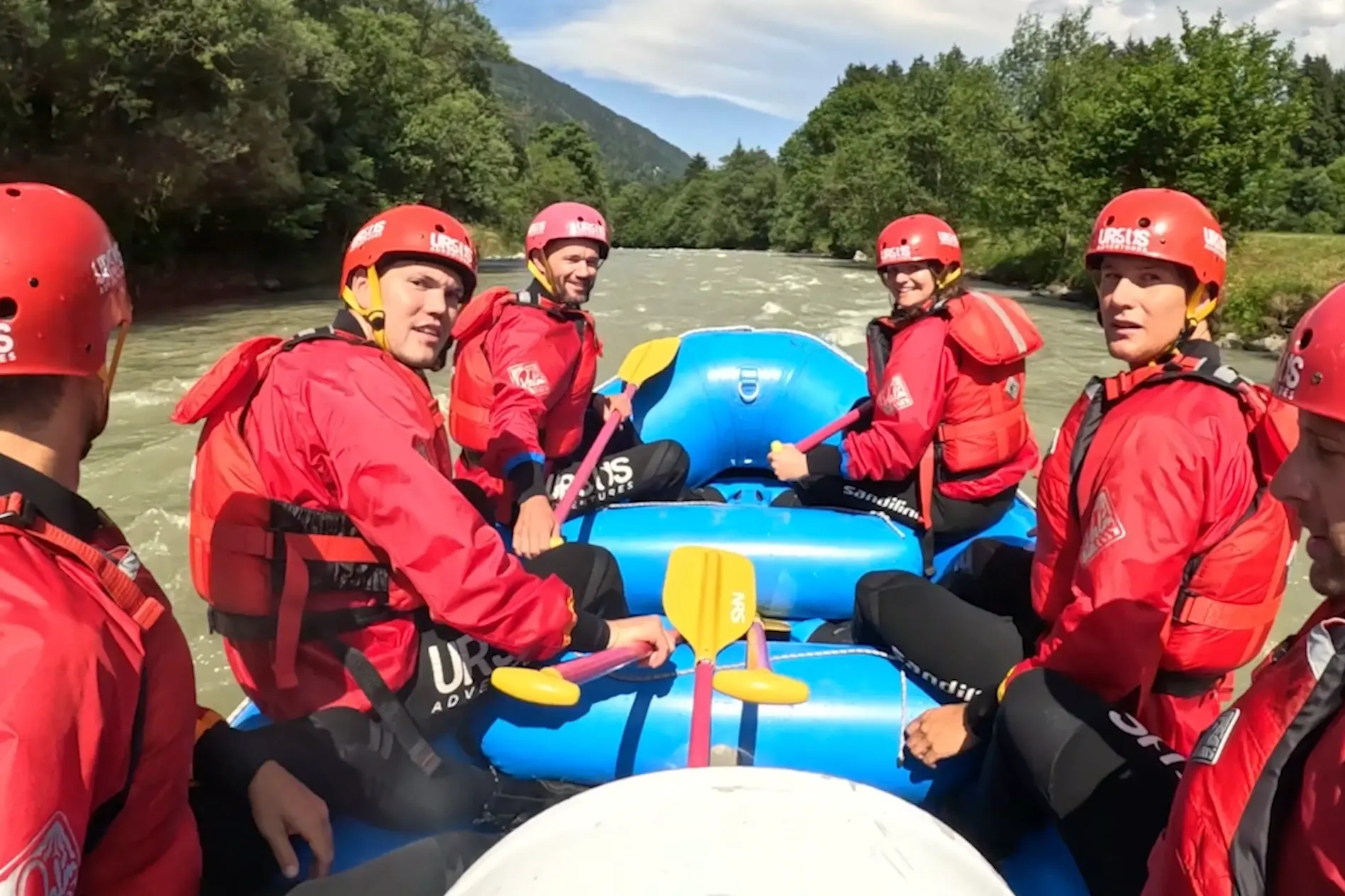 Uno slalom insolito per gli azzurri dello sci: quante risate con il rafting sul Noce