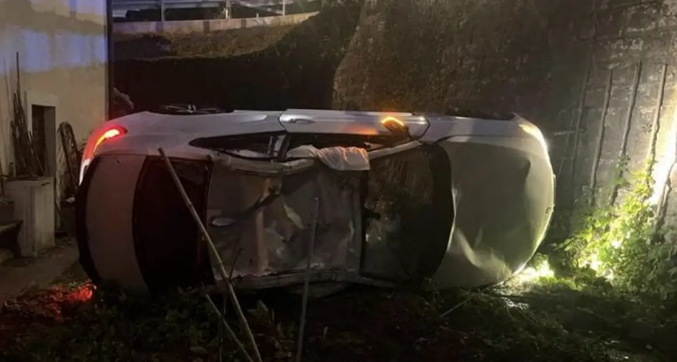 Incidente nella notte a Ischia di Pergine: auto finisce in un orto, ferito il conducente
