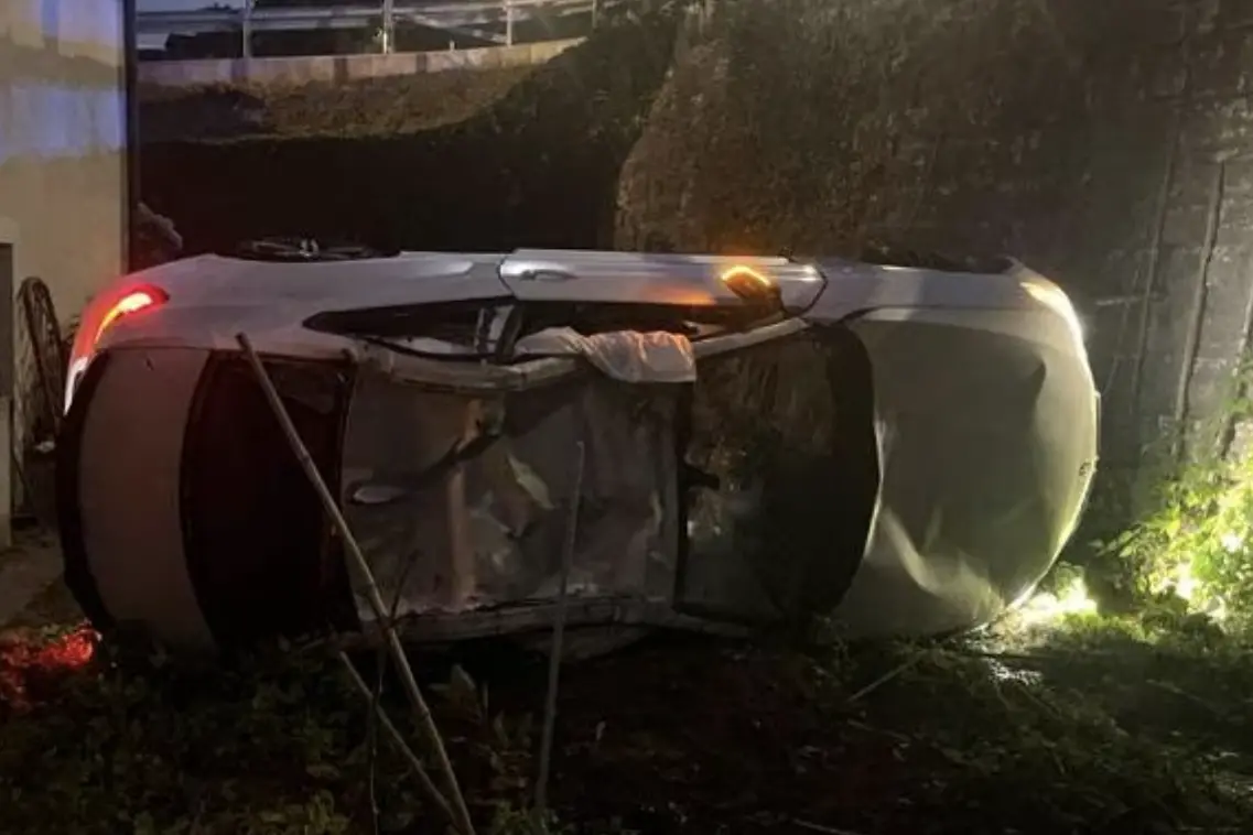 Incidente nella notte a Ischia di Pergine: auto finisce in un orto, ferito il conducente