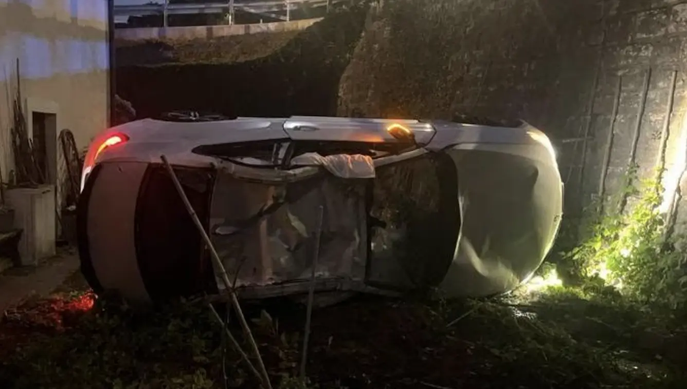 Incidente nella notte a Ischia di Pergine: auto finisce in un orto, ferito il conducente