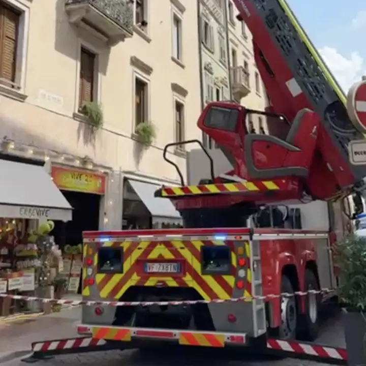 Allarme fuga di gas nel centro di Trento: strada chiusa e intervento dei vigili del fuoco